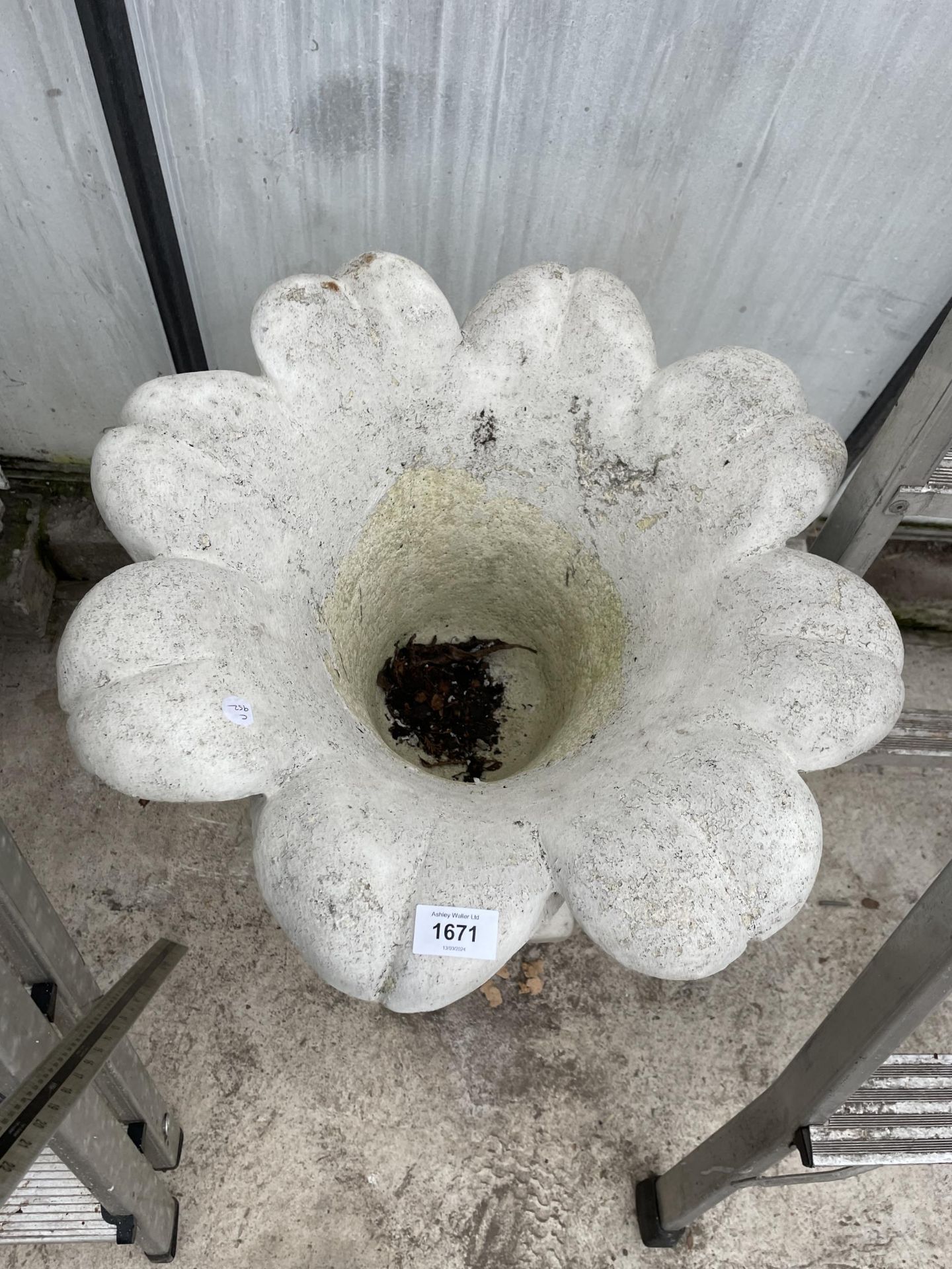 A CONCRETE PETAL URN PLANTER - Bild 4 aus 4