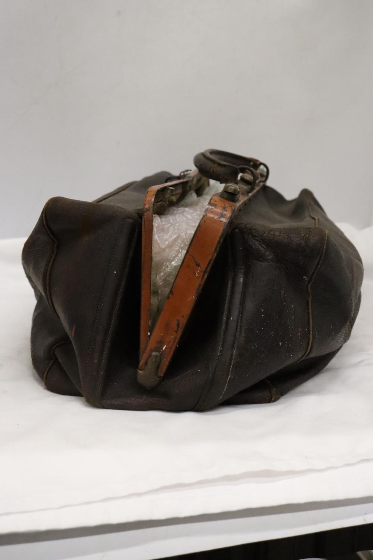 A VINTAGE DOCTORS LEATHER GLADSTONE STYLE BAG - Image 3 of 5