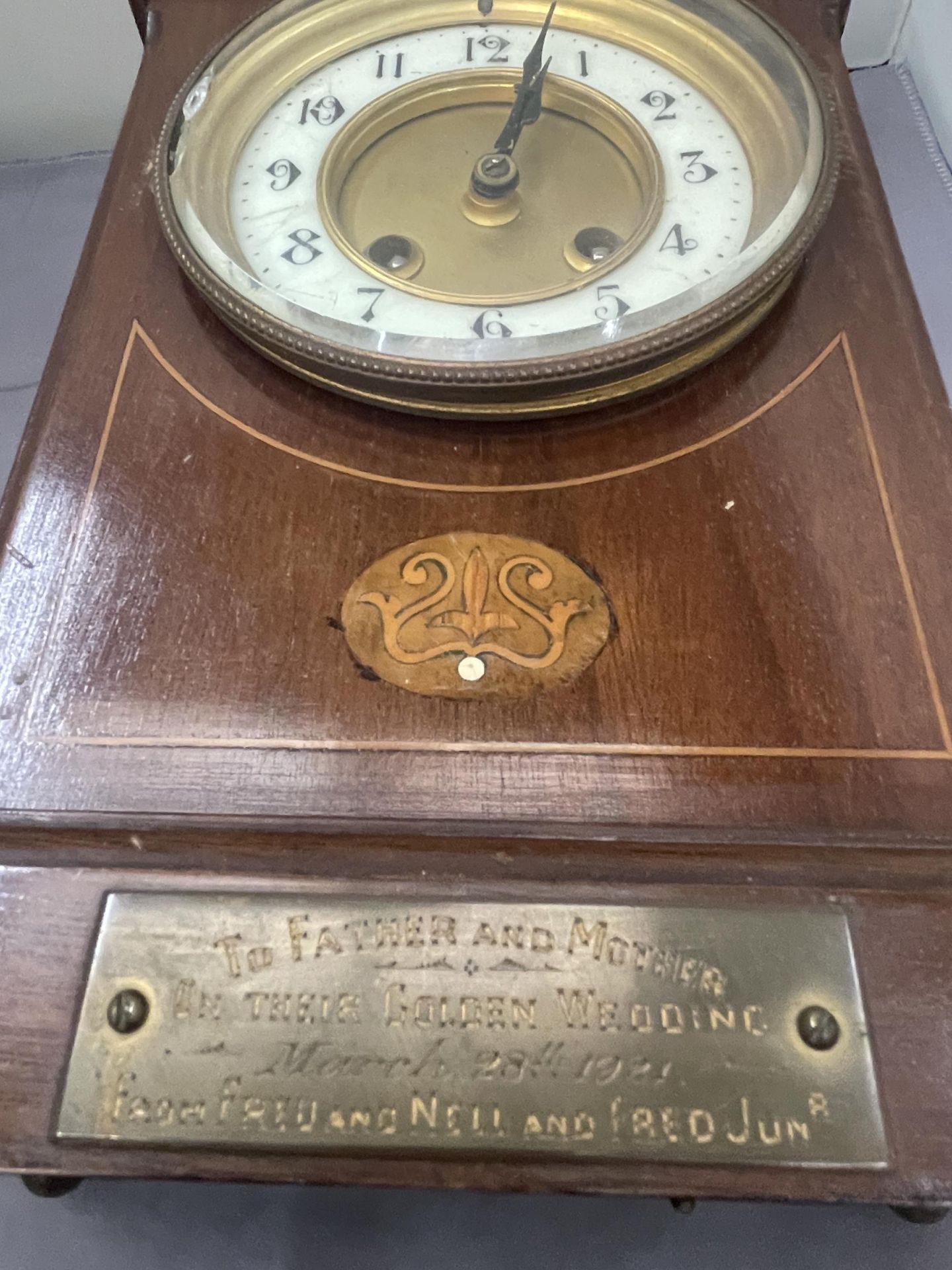 A MAHOGANY INLAID MANTLE CLOCK WITH INSCRIPTION PLATE (A/F LEG MISSING) - Image 6 of 6