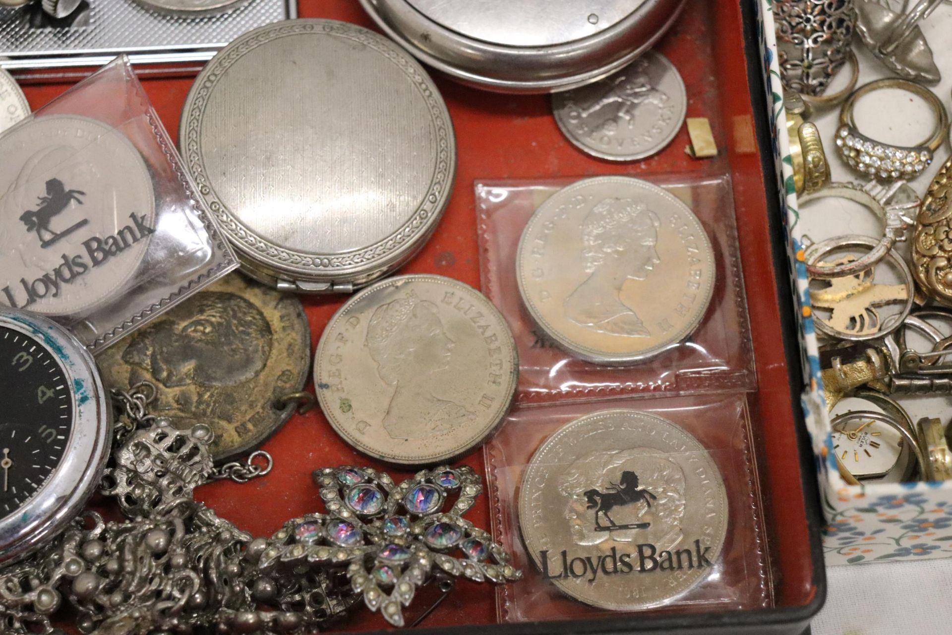 A QUANTITY OF COSTUME JEWELLERY TO INCLUDE POCKET WATCHES IN NEED OF REPAIR, RINGS, PENDANTS, COINS, - Image 8 of 8