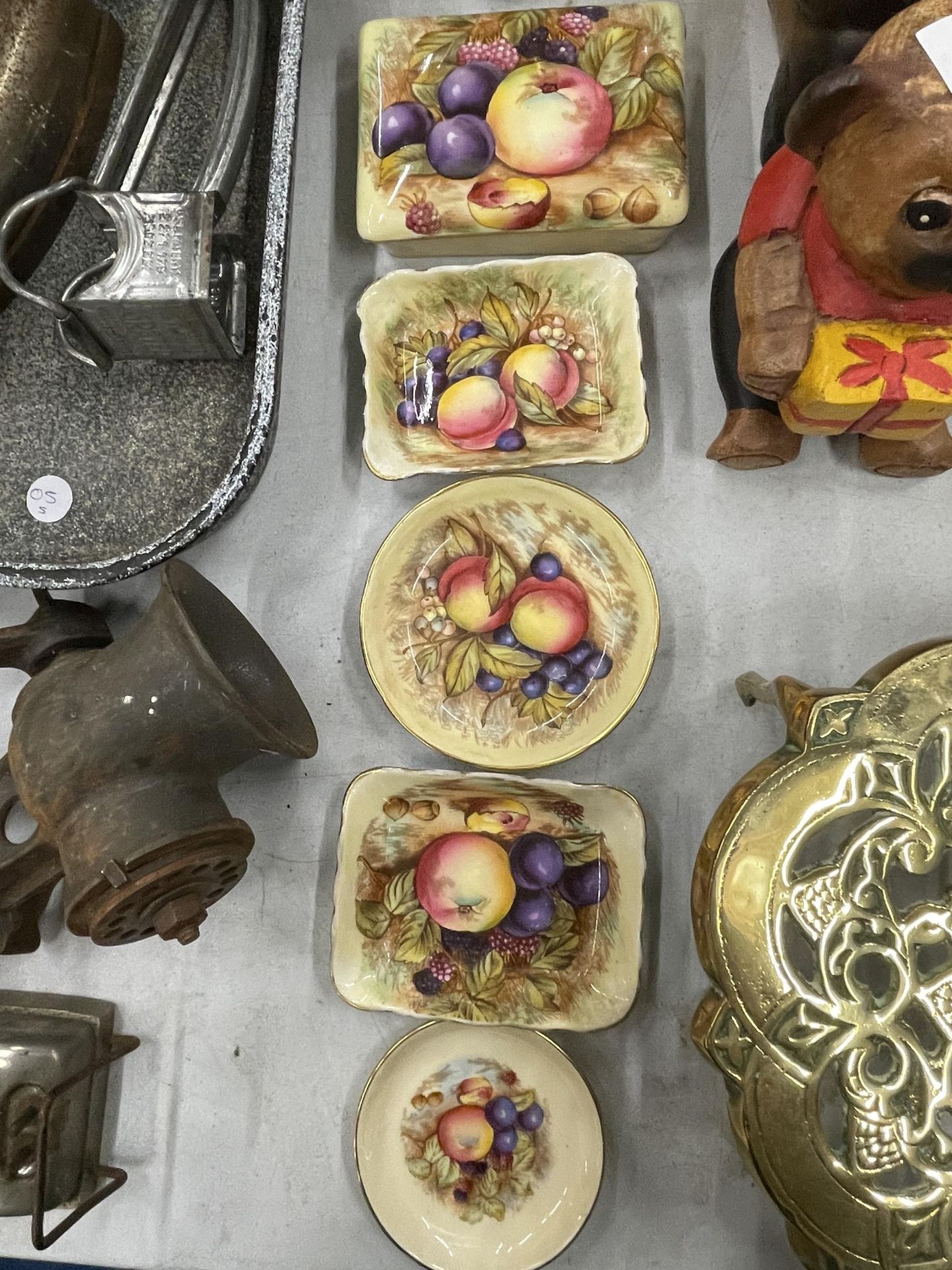 A COLLECTION OF AYNSLEY 'ORCHARD GOLD' CERAMICS TO INCLUDE A TRINKET BOX AND PIN TRAYS - 5 IN TOTAL