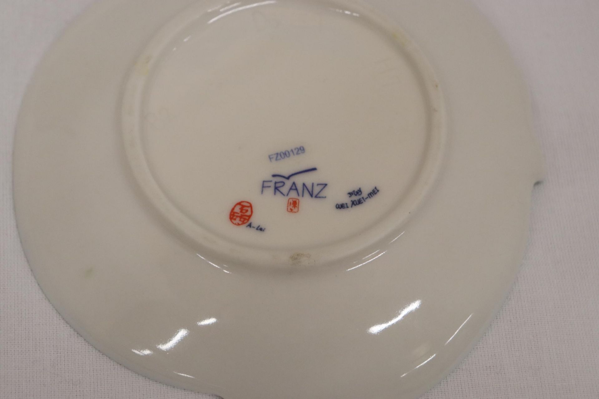 A FRANZ PORCELAIN CUP, SAUCER AND SPOON SET WITH HUMMING BIRD DESIGN. AF - CHIP TO SAUCER - Image 7 of 8