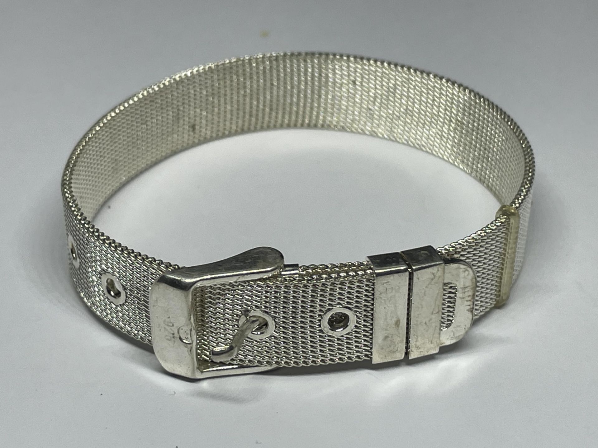 A MARKED 925 SILVER BRACLET IN THE FORM OF A BELT