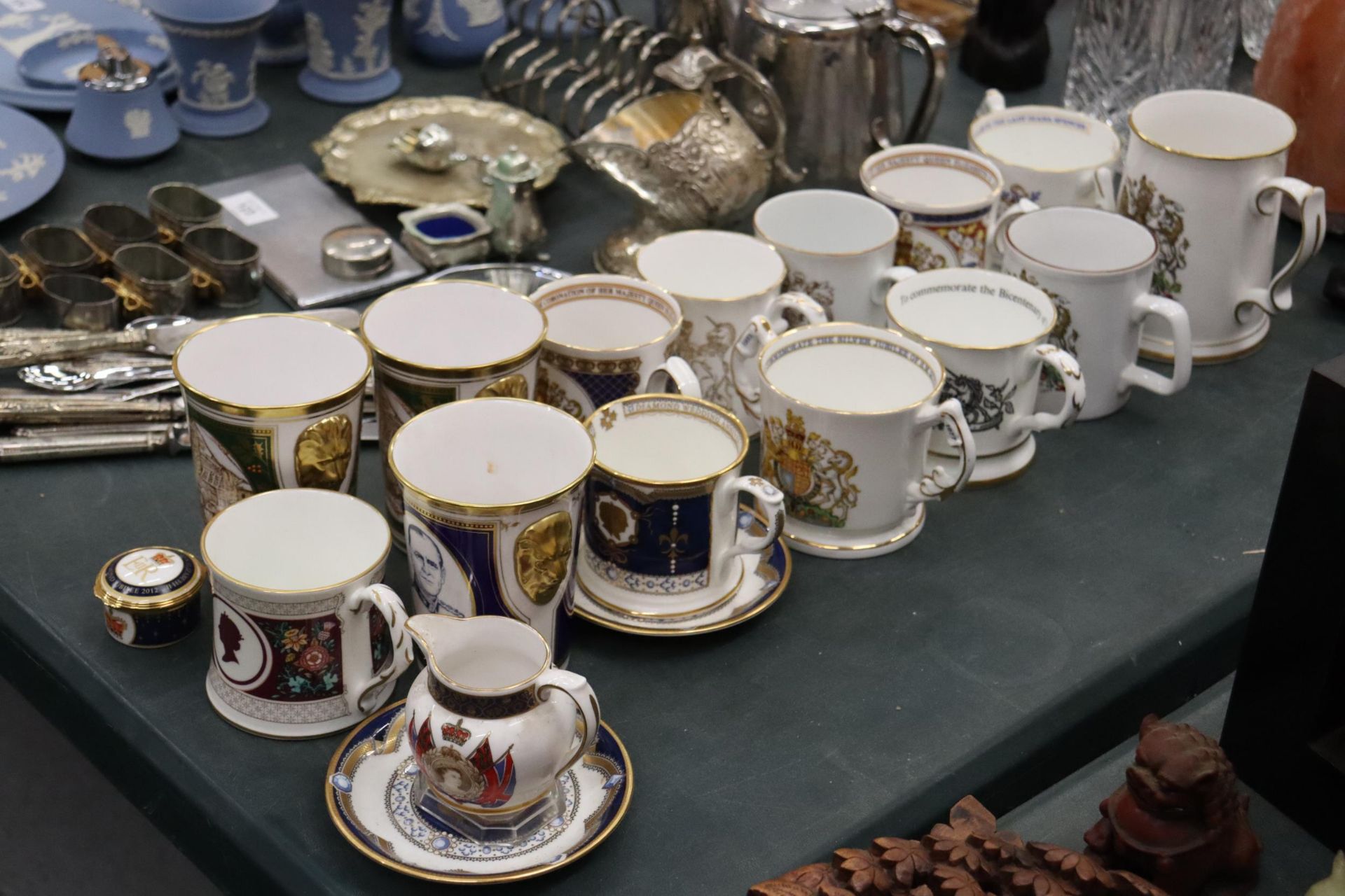 A LARGE QUANTITY OF COMMEMORATIVE MUGS AND CUPS TO INCUDE ROYALTY