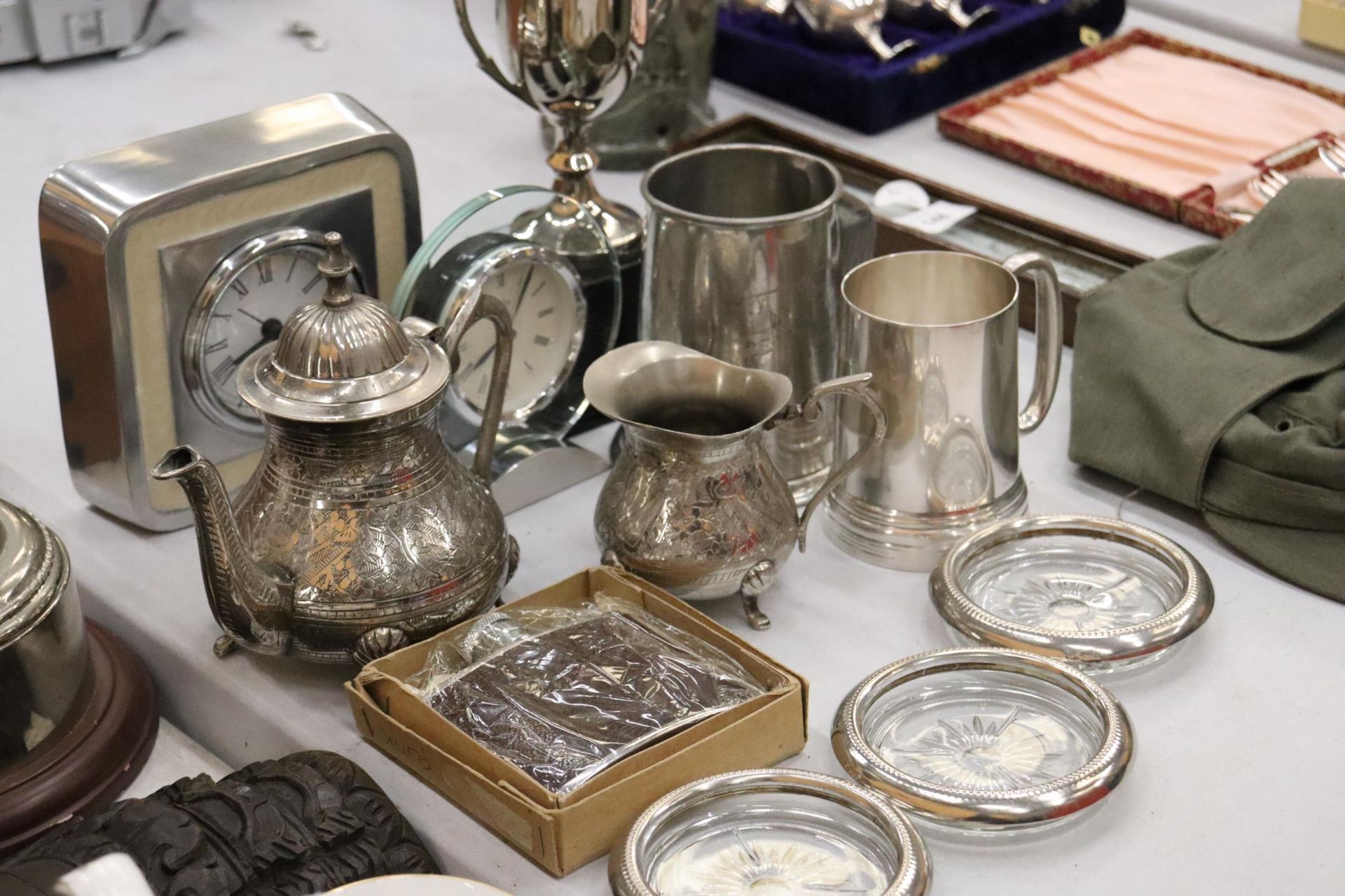 A QUANTITY OF SILVER PLATED ITEMS TO INCLUDE A TEAPOT, TANKARDS, A TROPHY, HIP FLASK, CLOCKS, ETC - Image 2 of 12