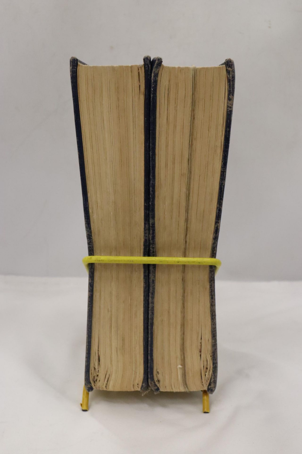 A PAIR OF OXFORD UNIVERSAL DICTIONARY'S IN METAL STAND - Image 3 of 5