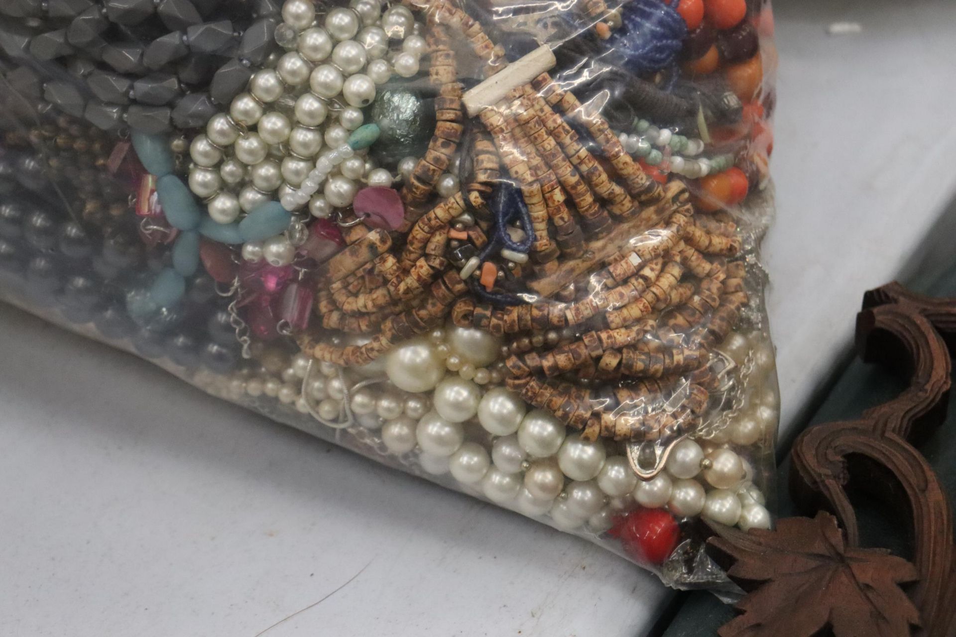 A LARGE QUANTITY OF UNSORTED COSTUME JEWELLERY - 7 KG IN TOTAL - Image 4 of 7