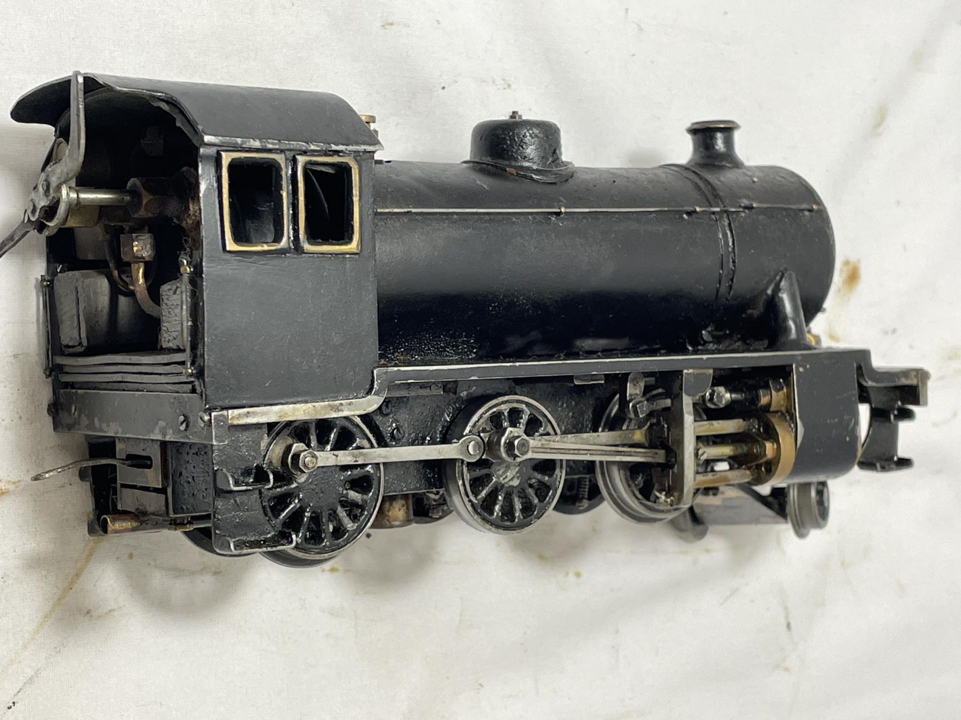 A SCRATCH BUILT LIVE STEAM 30 MM GAUGE 2-6-0 MODEL RAILWAY LOCOMOTIVE IN BLACK LIVERY LENGTH 24 - Image 2 of 5