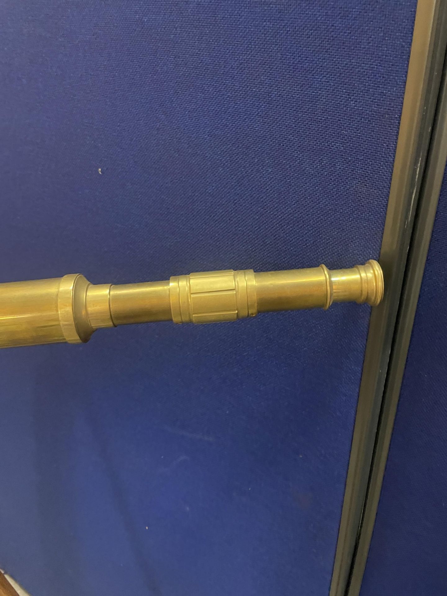 A BRASS TELESCOPE ON AN ADJUSTABLE TRIPOD STAND - Bild 2 aus 4