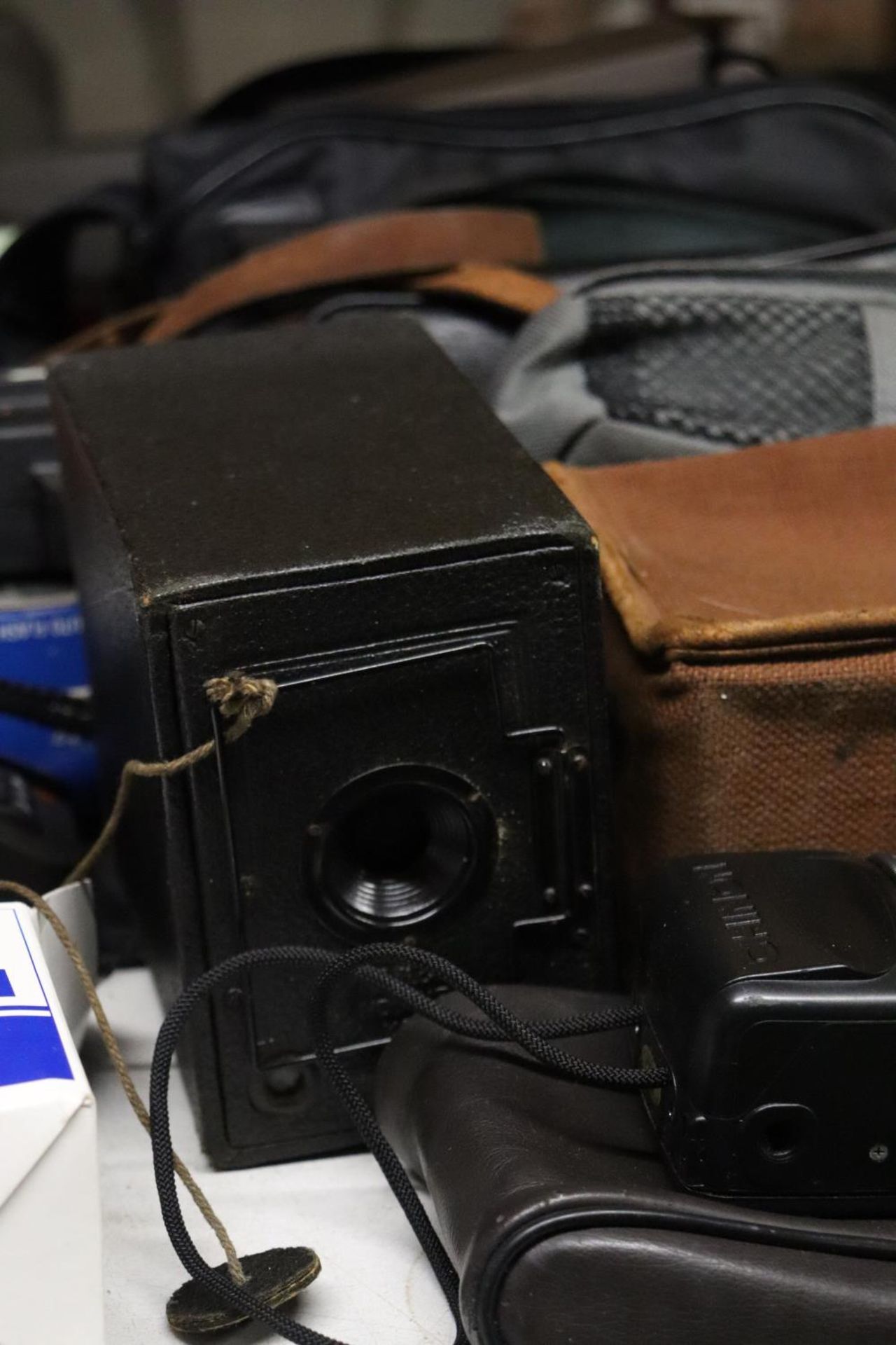 A QUANTITY OF VINTAGE CAMERAS TO INCLUDE CHINON, PANORAMA, FRANKA, OLYMPUS, ETC., - Image 3 of 6