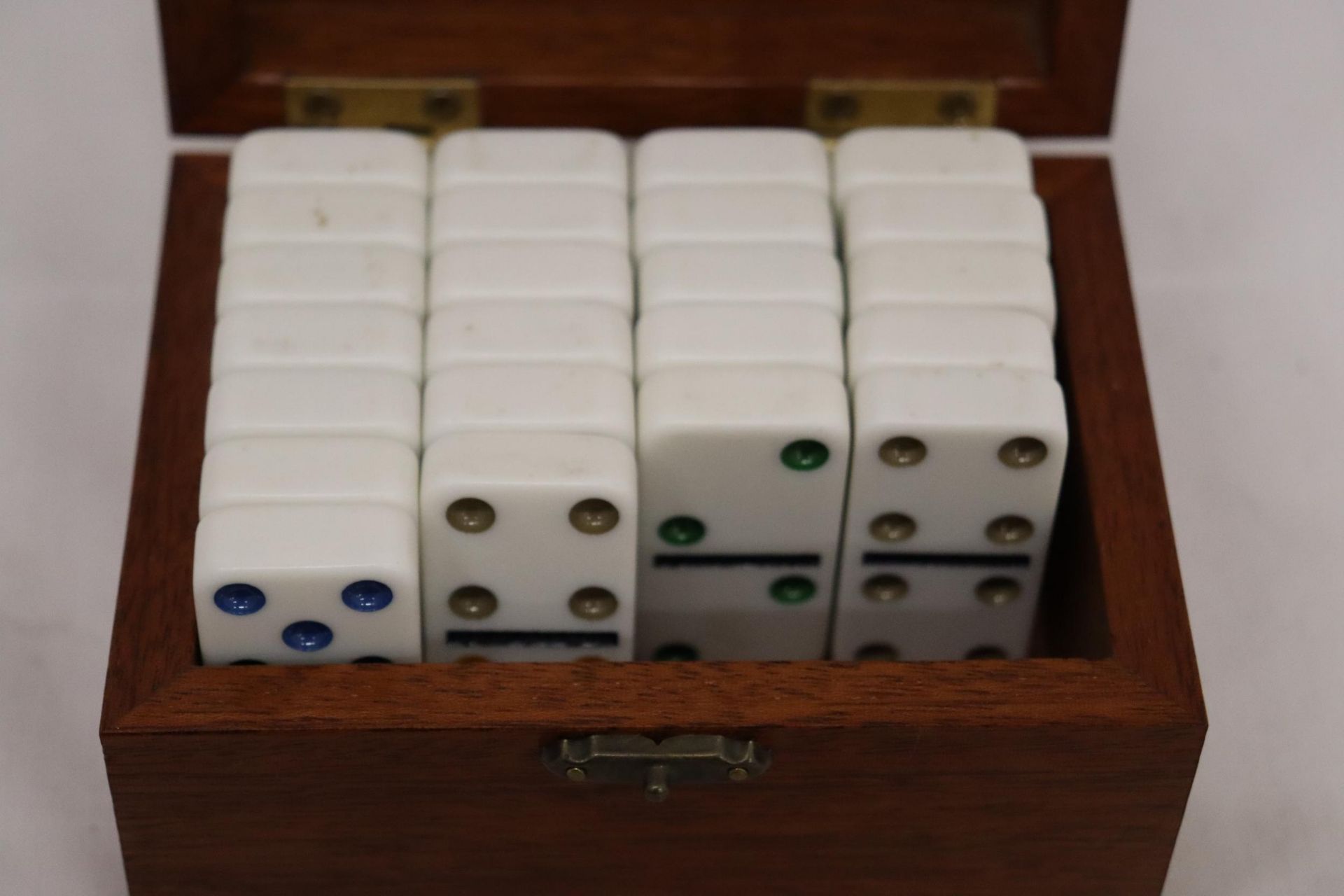 A WOODEN BOX CONTAINING A SET OF BONE DOMINOES - Image 4 of 7