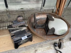 AN ASSORTMENT OF VINTAGE ITEMS TO INCLUDE A LARGE COPPER SIEVE AND A COBBLERS LAST ETC