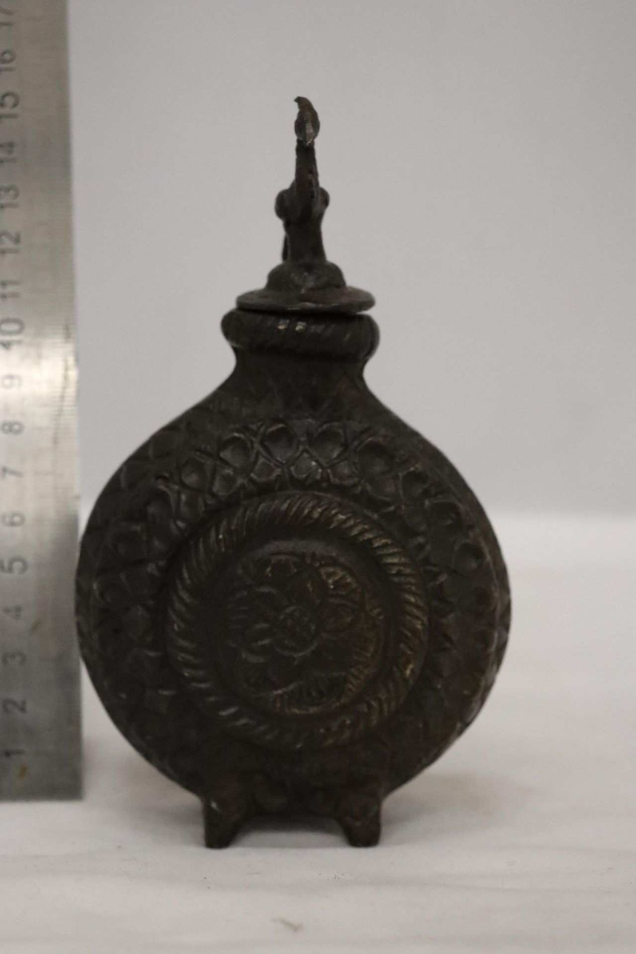 A DECORATIVE BRONZE INCENSE BURNER - Image 4 of 7