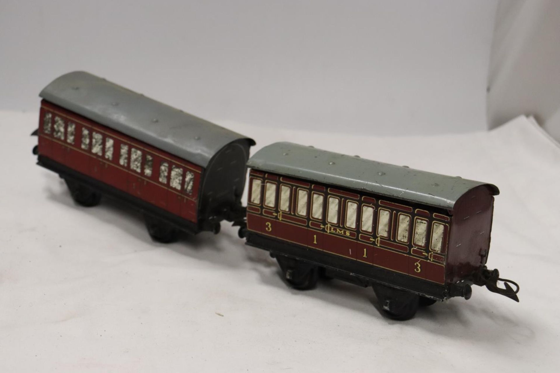 TWO HORNBY .30 GAUGE METAL RAILWAY CARRIAGES LENGTH 17 CM - Image 6 of 7