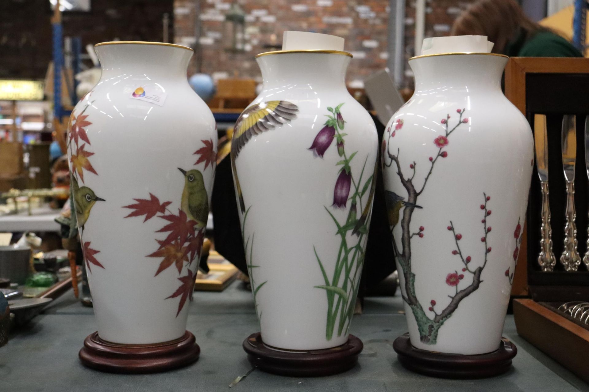 THREE LARGE FRANKLIN PORCELAIN VASES WITH JAPANESE CHARACTERS TO BASE AND WOODEN STANDS, THE HERALDS - Image 5 of 7