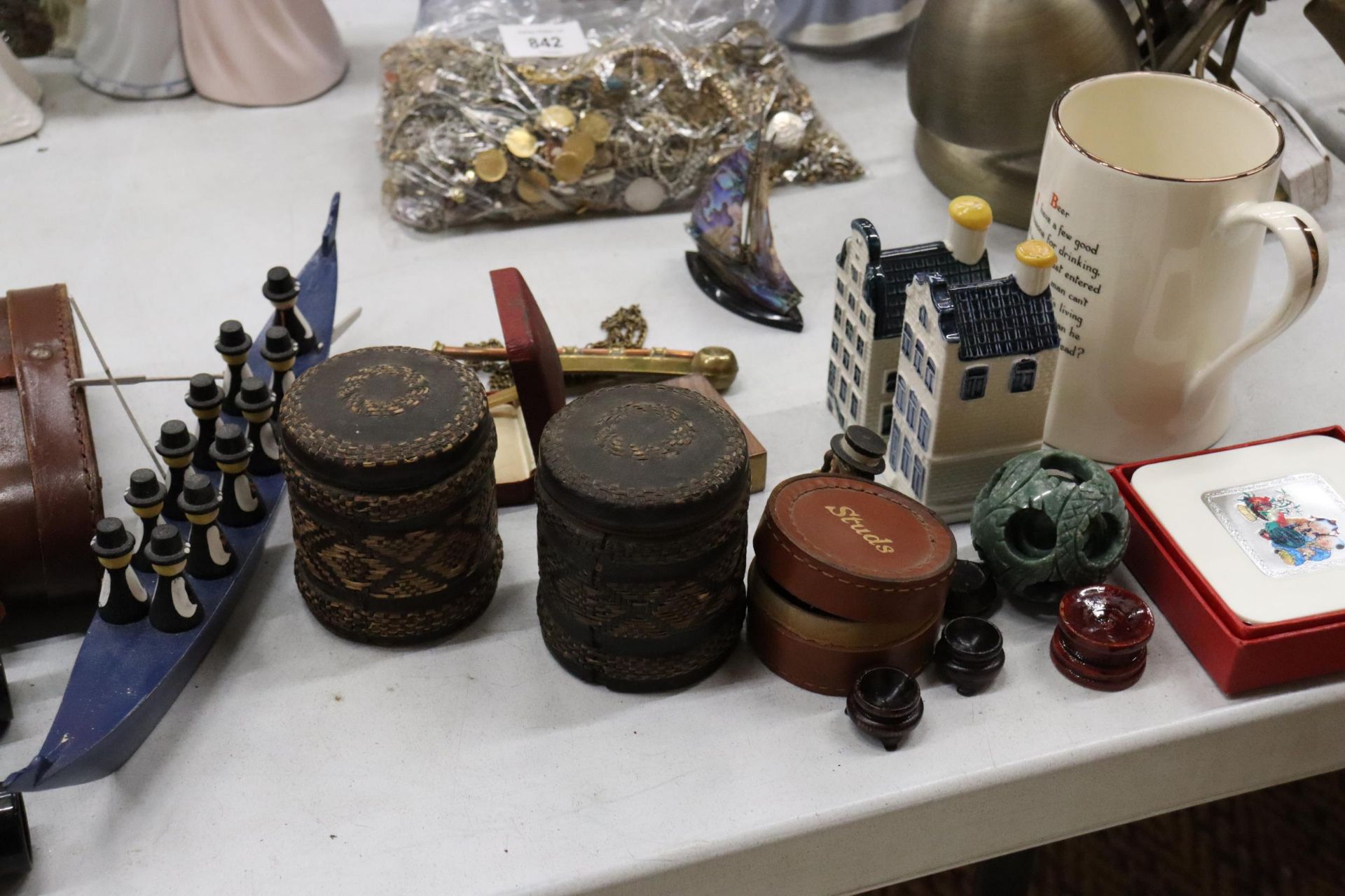 A MIXED LOT TO INCLUDE A VINTAGE PAIR OF BINOCULARS AND CASE, A SANDLAND TANKARD, COASTERS, TIE - Image 10 of 11