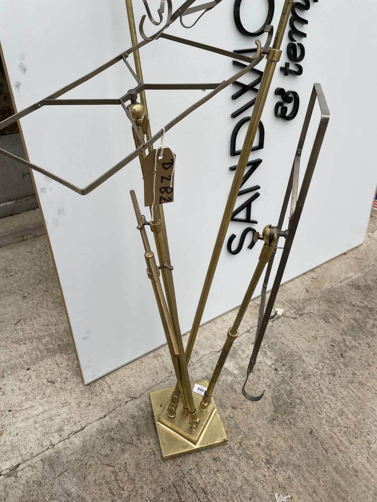 A VINTAGE BRASS FOUR BRANCH MUSIC STAND - Image 3 of 3