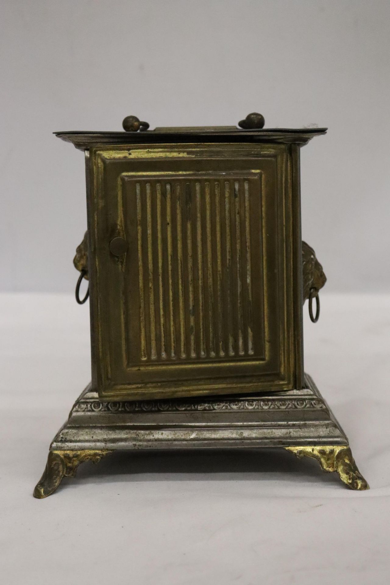 AN ORNATE VINTAGE ALARM CARRIAGE CLOCK WITH LION HANDLE DECORATION TO THE SIDES - POSSIBLY AN - Image 3 of 9