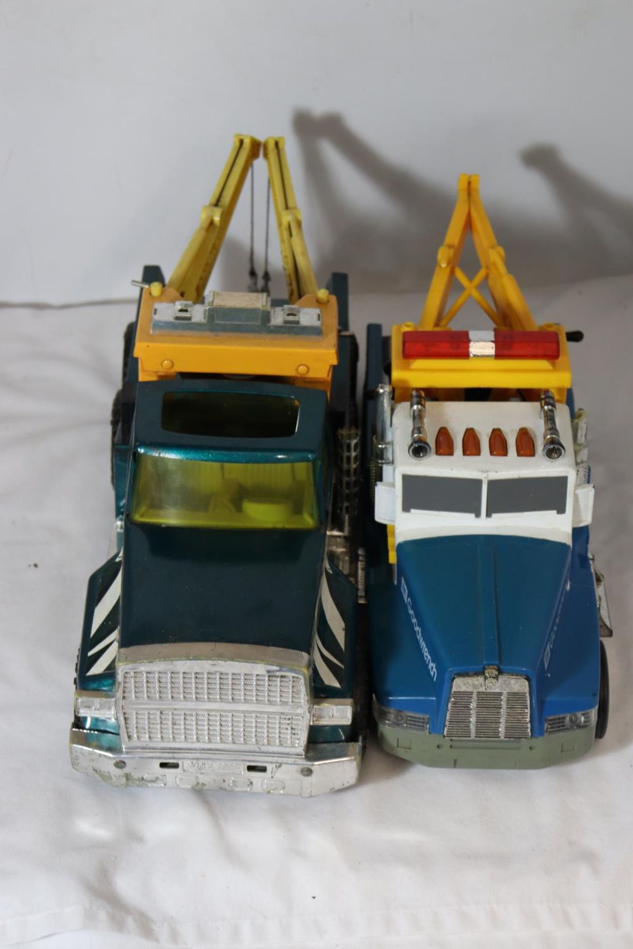 TWO LARGE TOY WRECKER TRUCKS, A TOY SCANIA CAR TRANSPORTER AND CARS AND A BOXED WELLY 20 PIECE TOY - Image 3 of 5