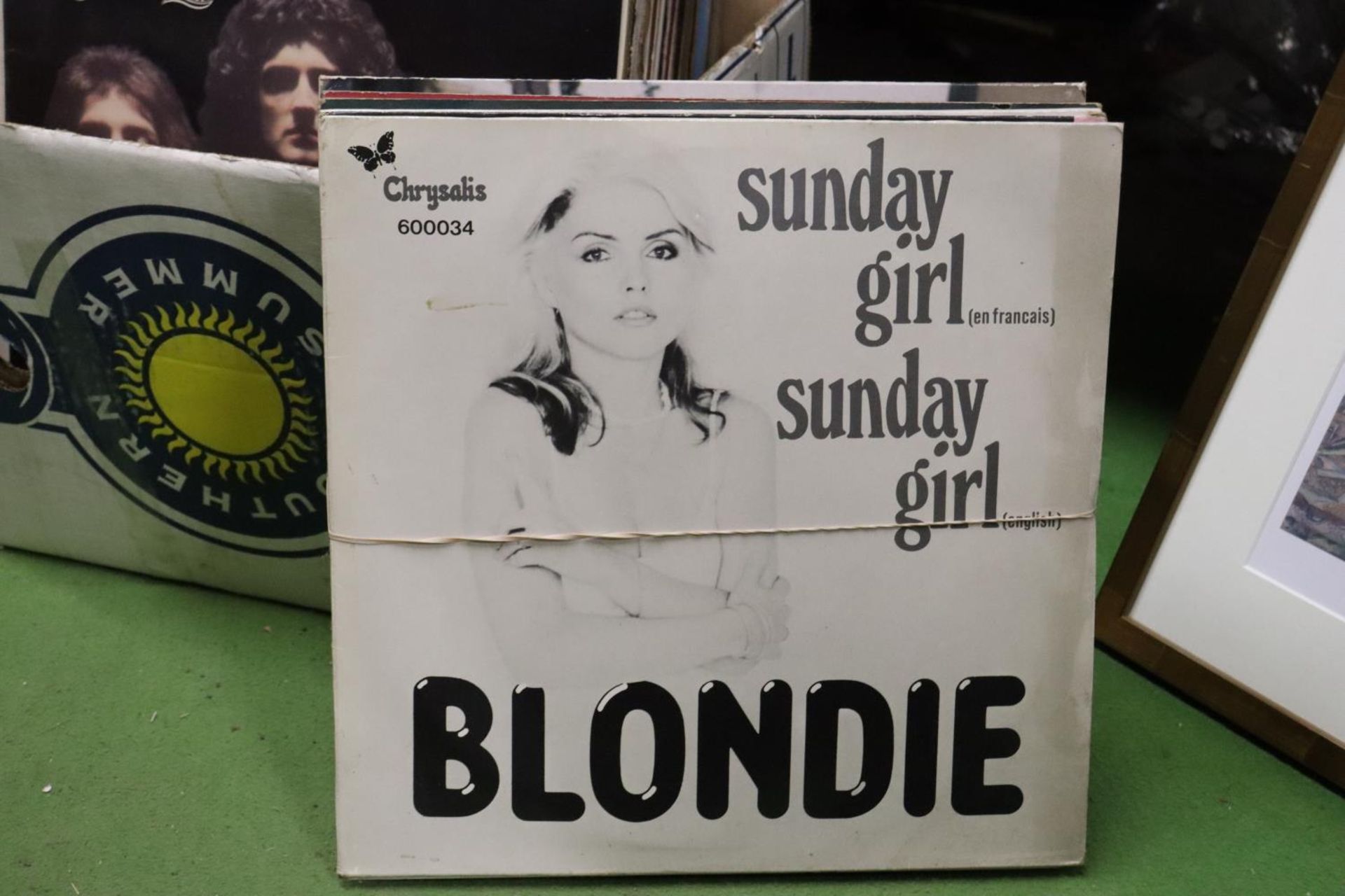 A COLLECTION OF VINLY LP RECORDS AND 12 INCH SINGLES TO INCLUDE BLONDIE, 15 QUEEN ALBUMS, DAVID - Bild 2 aus 10