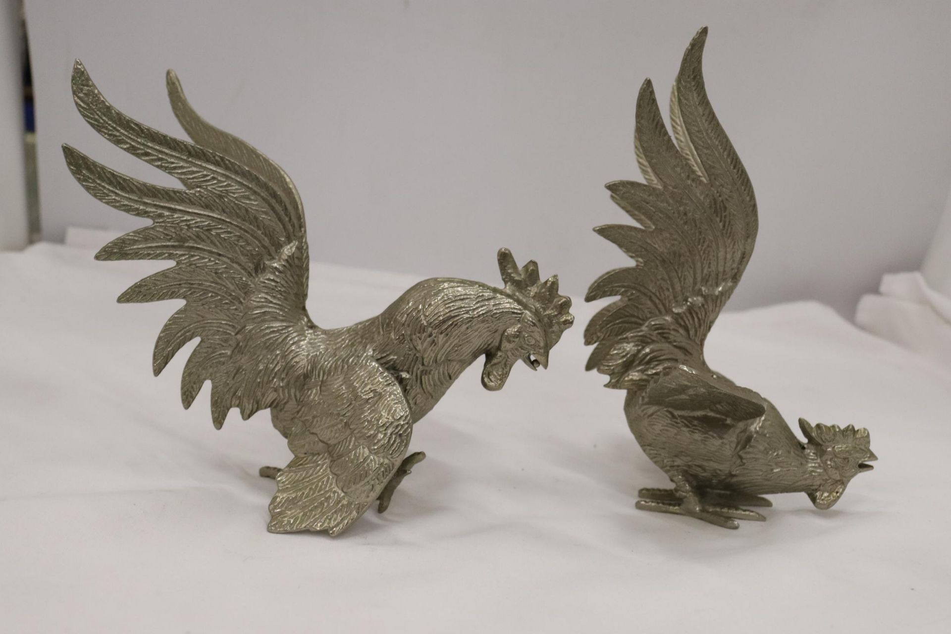 TWO METAL FIGHTING COCKS - Bild 5 aus 5