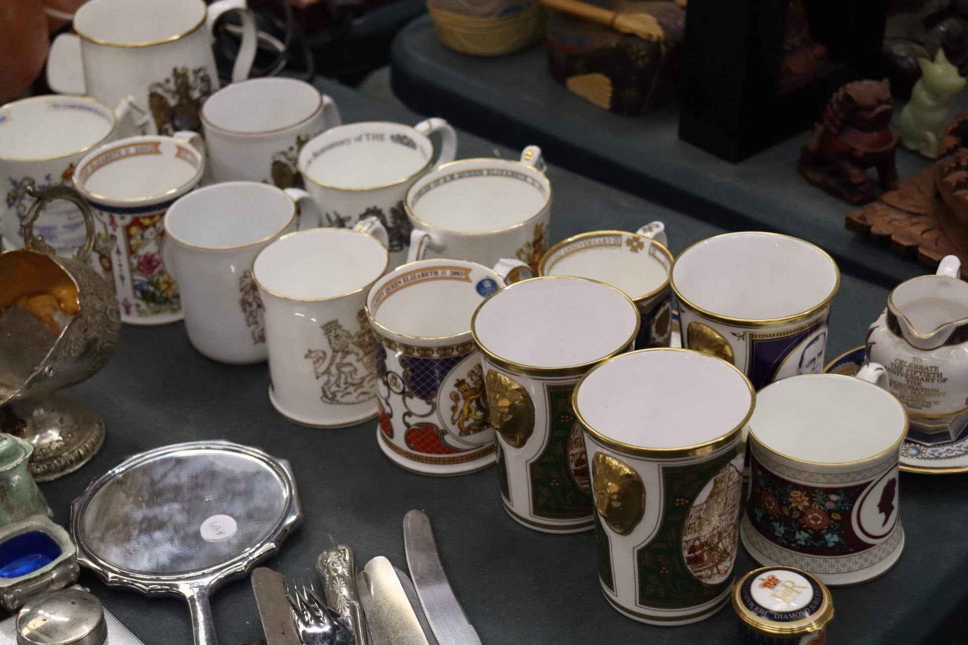 A LARGE QUANTITY OF COMMEMORATIVE MUGS AND CUPS TO INCUDE ROYALTY - Image 3 of 9