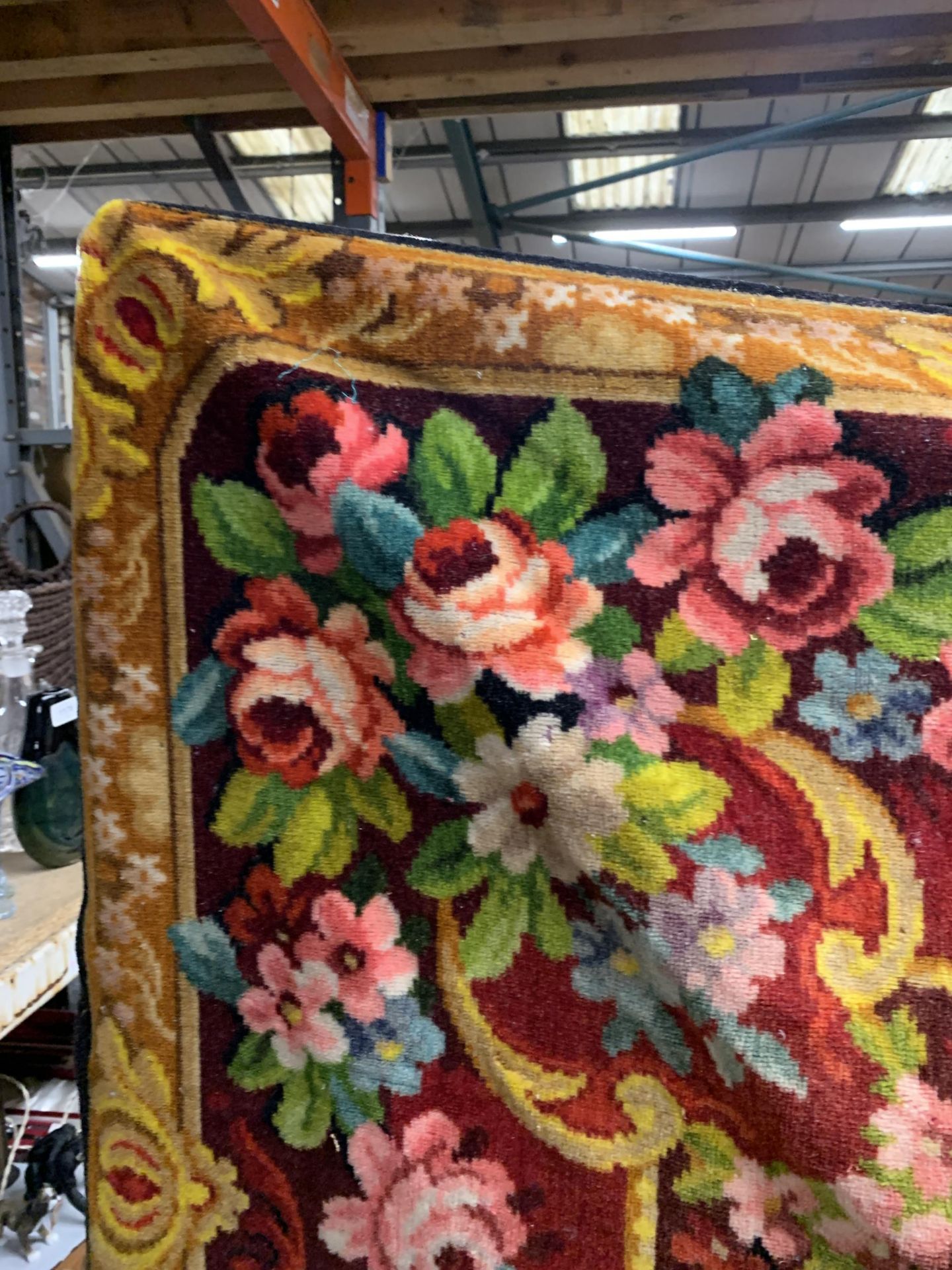 A VINTAGE WOOL WALL HANGING WITH A FLORAL PATTERN - Image 3 of 3