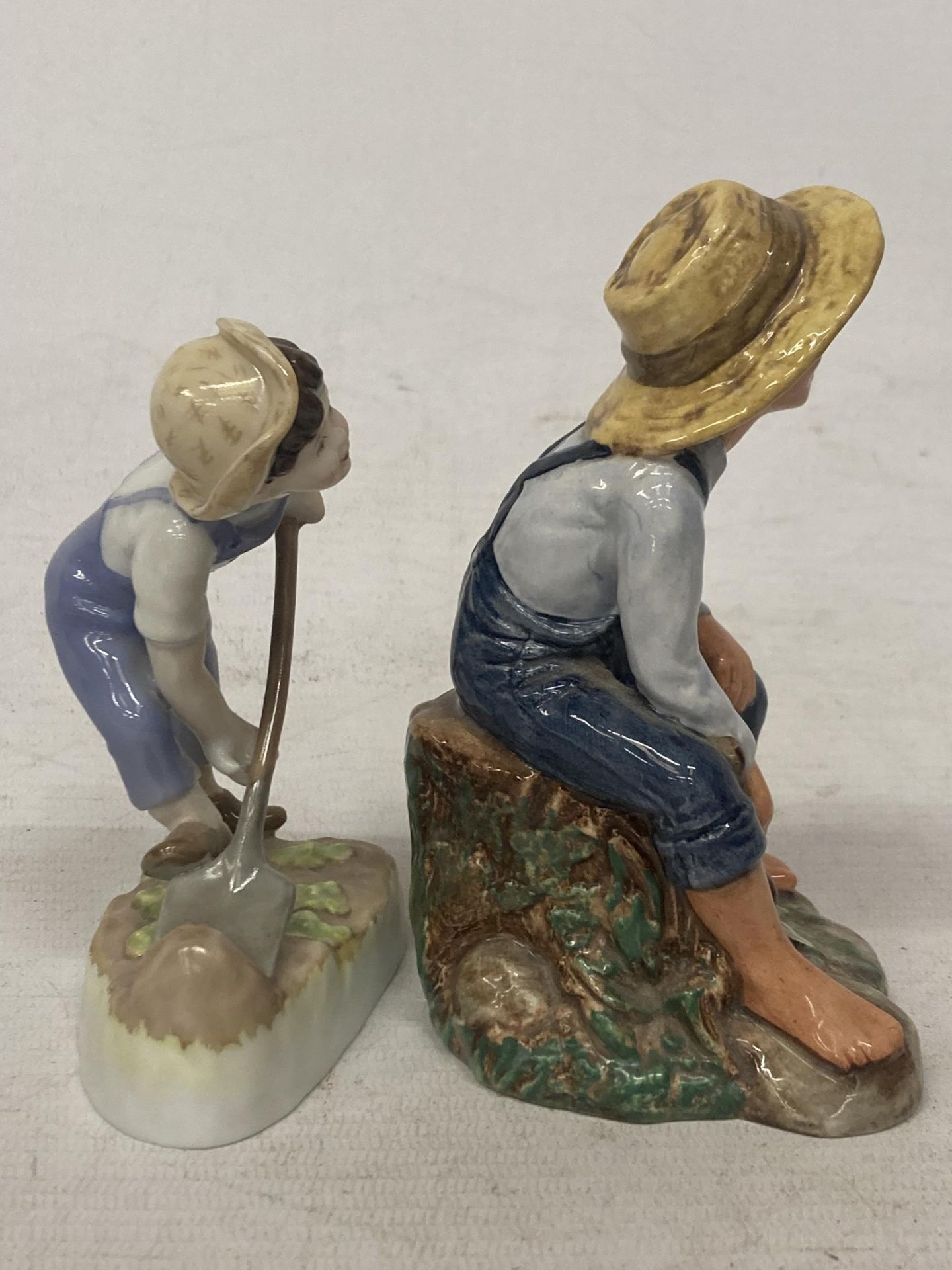 A ROYAL DOULTON FIGURE OF TOM SAWYER HN 2926 TOGETHER WITH A ROYAL WORCESTER FIGURE FROM THE - Image 2 of 5