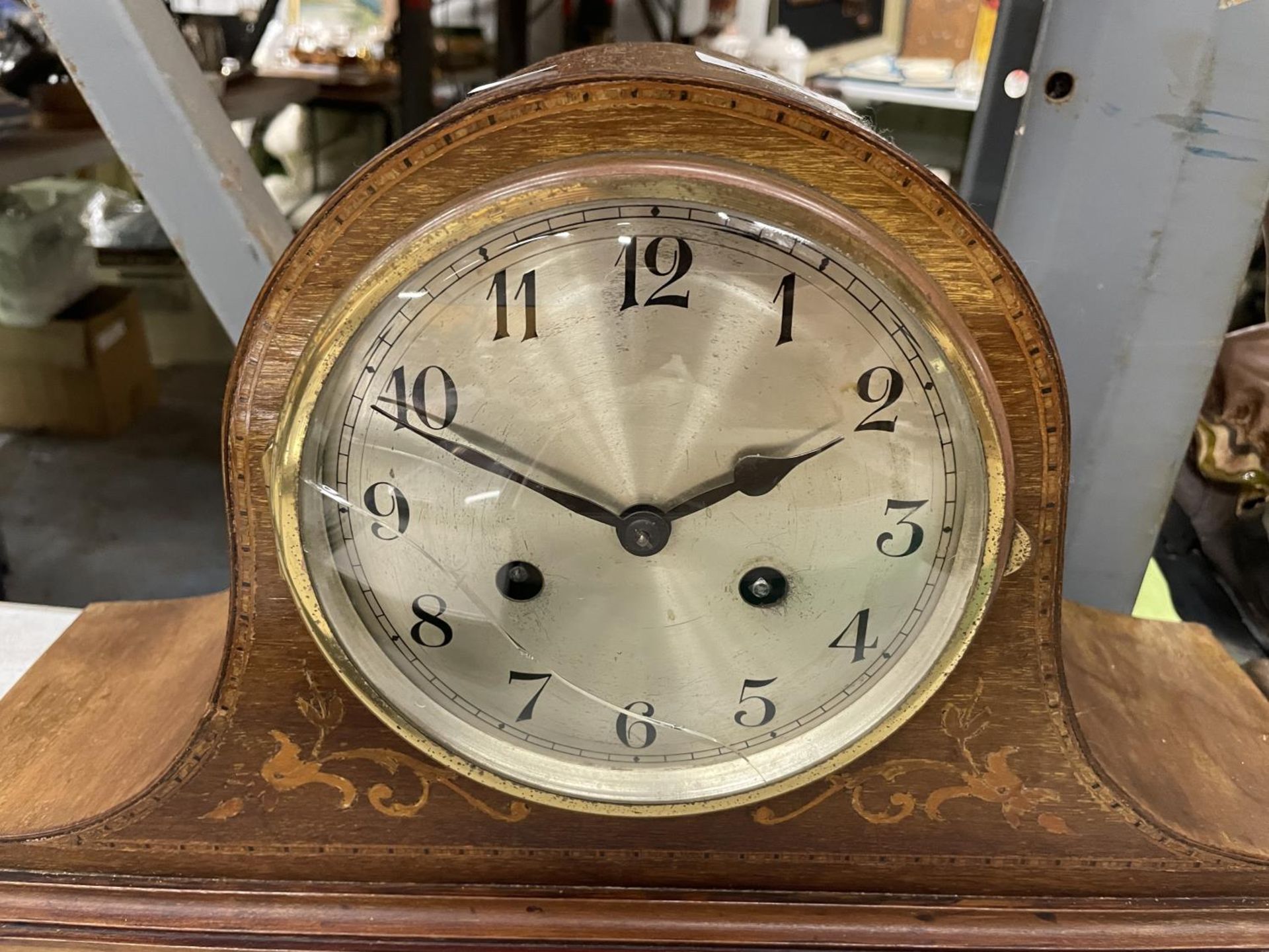 AN EDWARDIAN MAHOGANY MANTLE CLOCK, WITH INLAY TO THE FRONT, GLASS A/F - Bild 2 aus 4