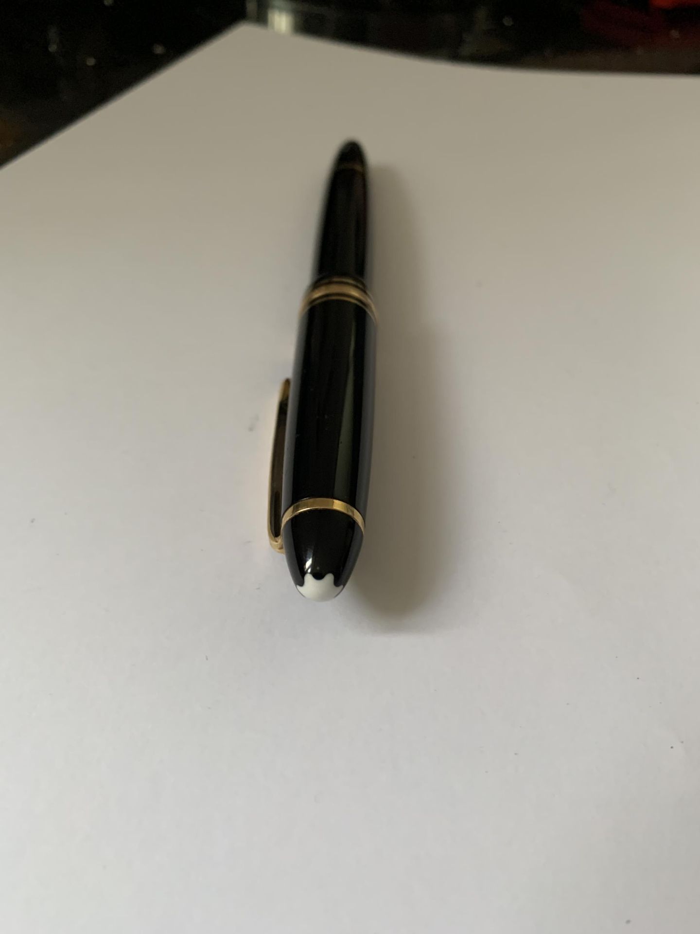 A MONT BLANC MEISTERSTUCK GOLD COATED LE GRAND FOUNTAIN PEN WITH 18 CARAT GOLD MEDIUM NIB - Bild 3 aus 8