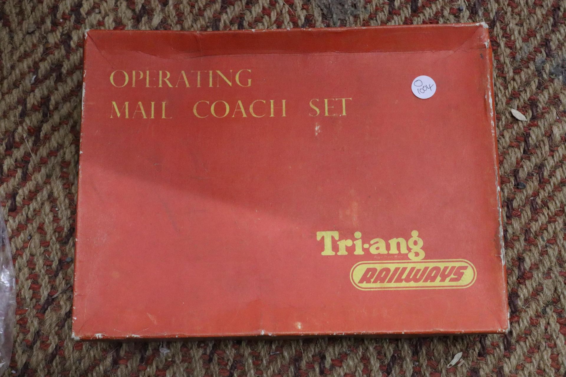 A BOXED VINTAGE 1960'S TRI-ANG RAILWAYS, OO GAUGE OPERATING MAIL COACH SET AND FURTHER TRI-ANG MODEL - Image 2 of 7