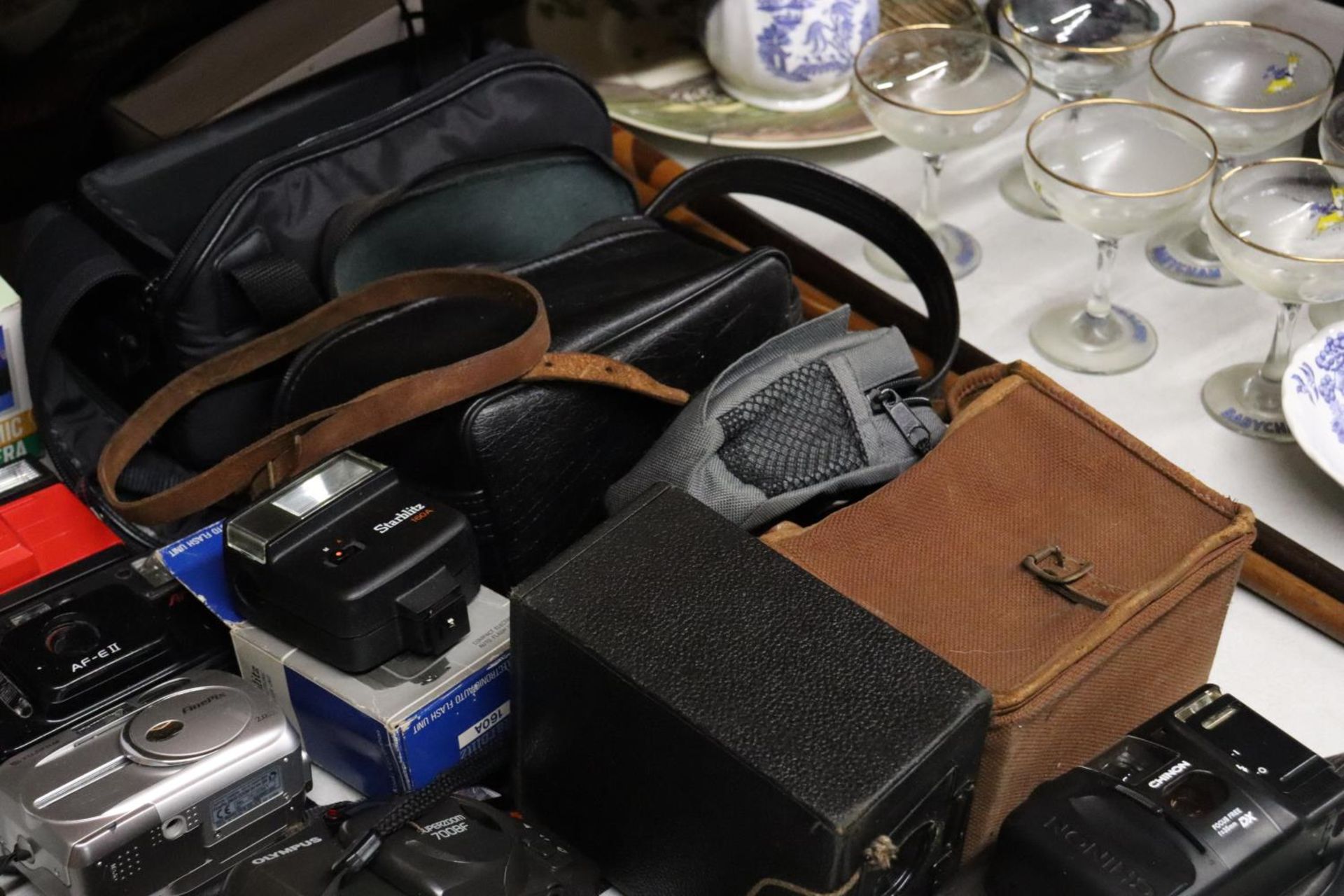 A QUANTITY OF VINTAGE CAMERAS TO INCLUDE CHINON, PANORAMA, FRANKA, OLYMPUS, ETC., - Image 6 of 6