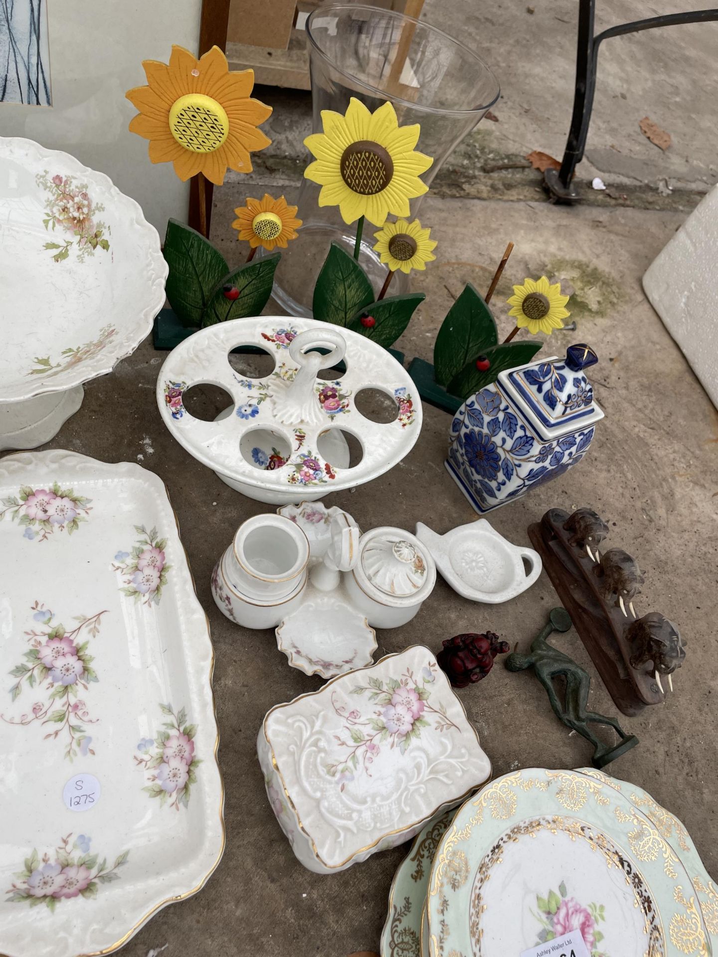 AN ASSORTMENT OF ITEMS TO INCLUDE CERAMICS, GLASS WARE AND A FRAMED PRINT ETC - Image 2 of 3