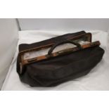 A VINTAGE DOCTORS LEATHER GLADSTONE STYLE BAG