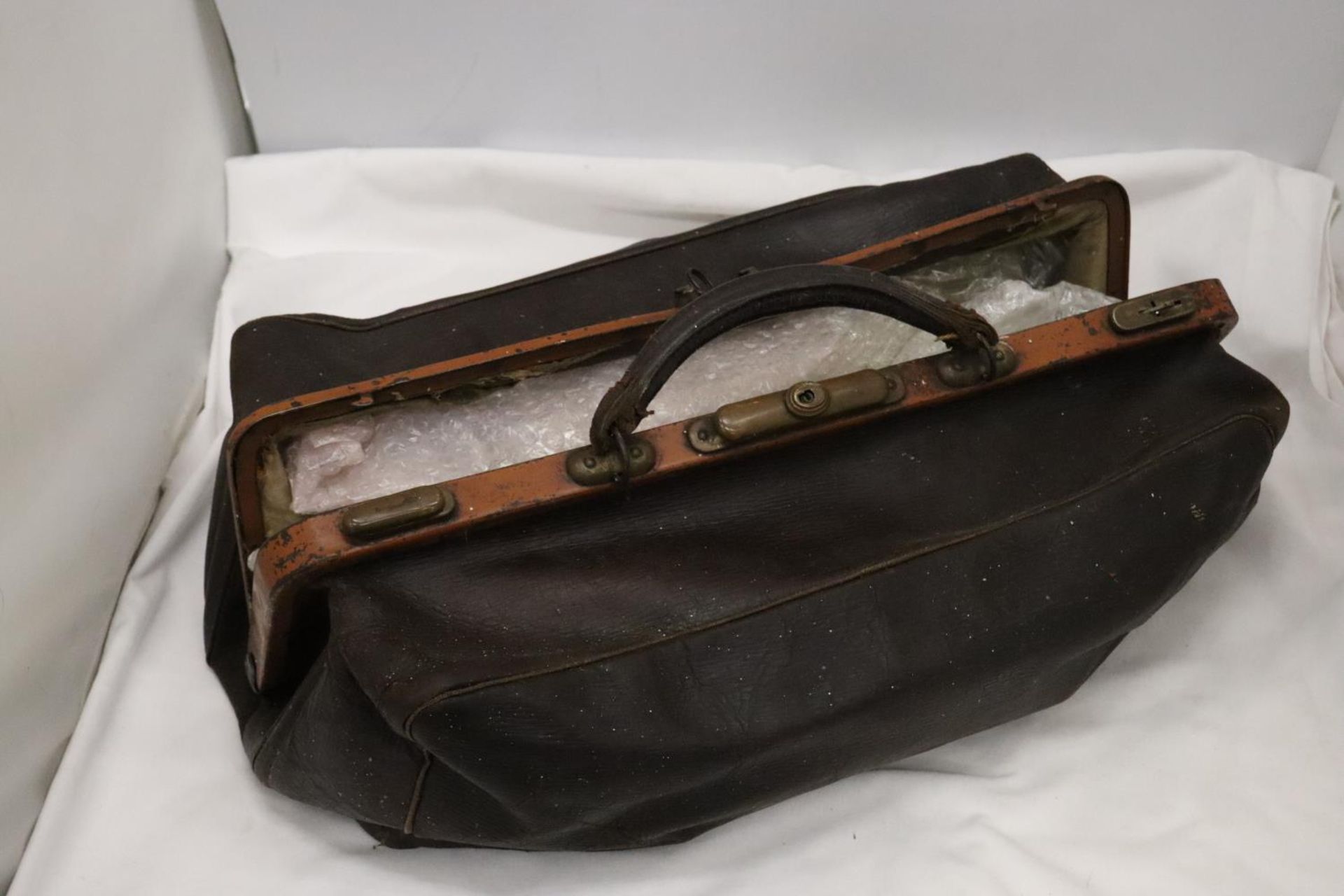 A VINTAGE DOCTORS LEATHER GLADSTONE STYLE BAG