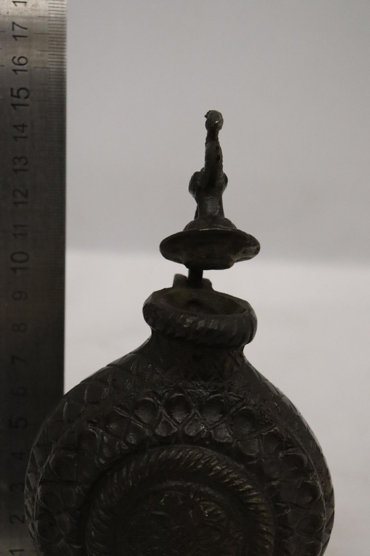 A DECORATIVE BRONZE INCENSE BURNER - Image 6 of 7