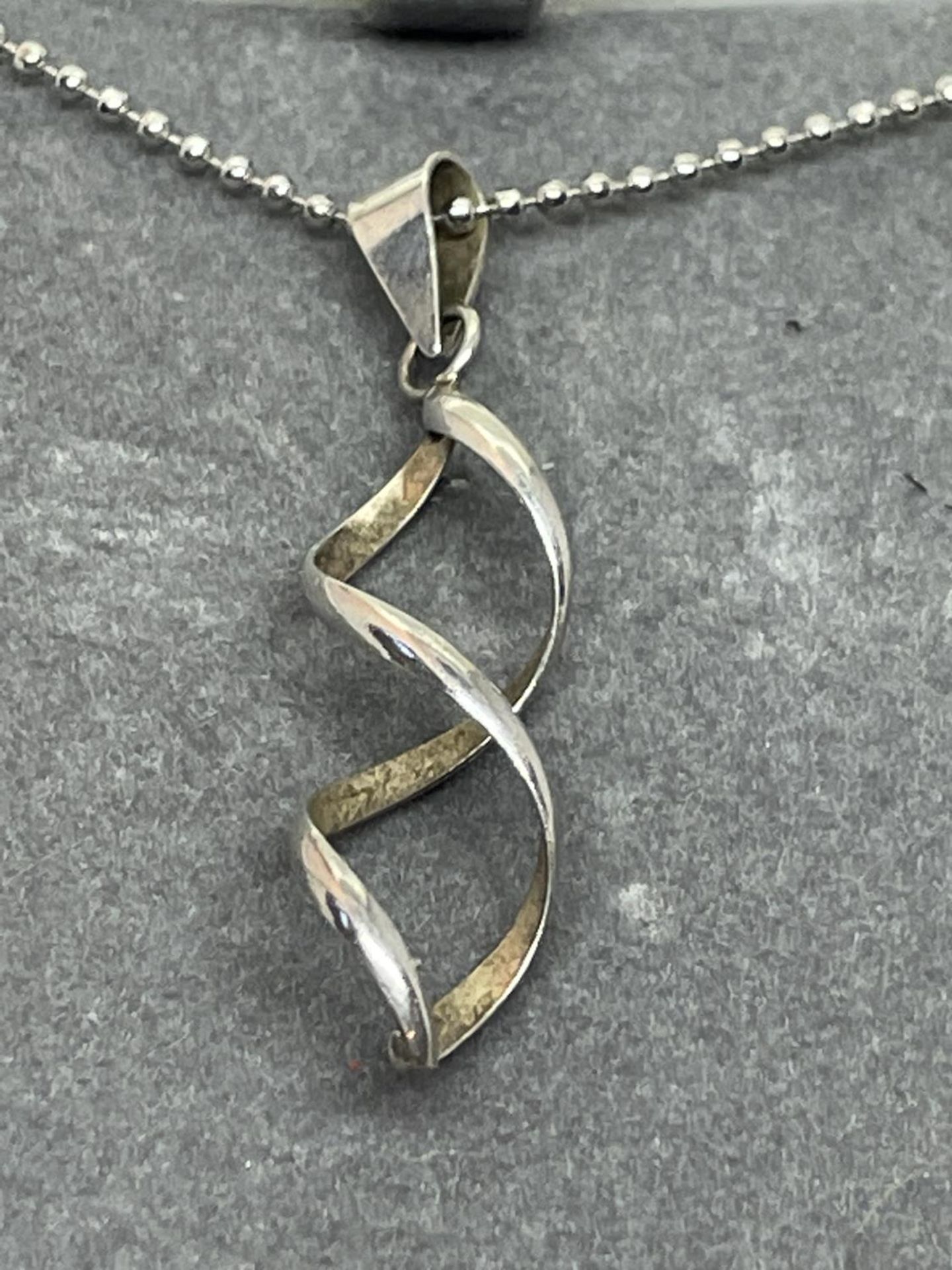 A SILVER NECKLACE IN A PRESENTATION BOX - Image 2 of 2