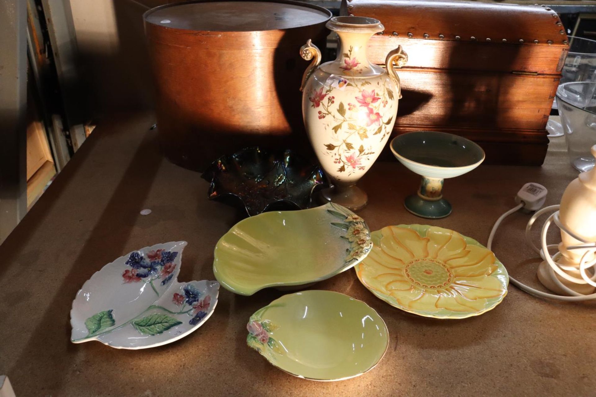 A QUANTITY OF CERAMICS TO INCLUDE CARLTONWARE, ROYAL WINTON, CARNIVAL GLASS BOWL, ETC., - Image 5 of 5