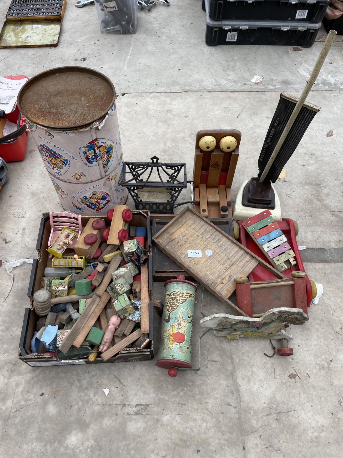 AN ASSORTMENT OF VINTAGE TOYS TO INCLUDE A VACUUM CLEANER, BUILDING BLOCKS AND A HORSE ETC