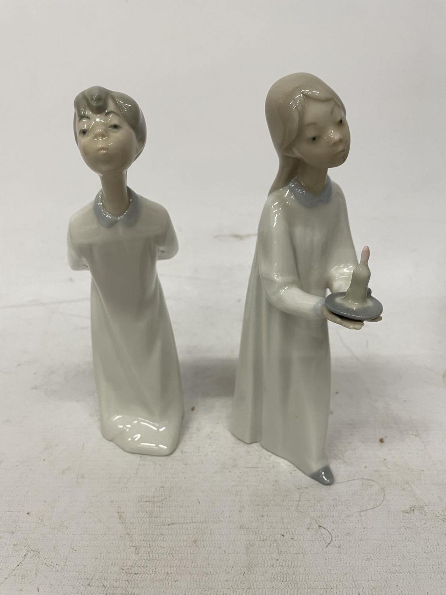 TWO LLADRO FIGURES IN NIGHTGOWNS