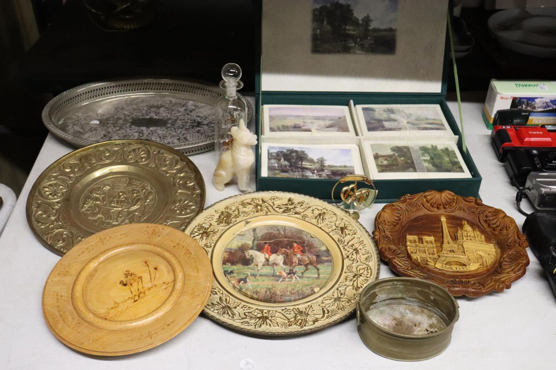 A MIXED LOT TO INCLUDE A SILVER PLATE TRAY, WOODEN WALL PLAQUE WITH PARIS SCENE, WRITING SET WITH