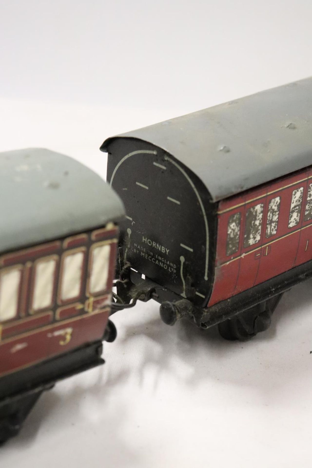 TWO HORNBY .30 GAUGE METAL RAILWAY CARRIAGES LENGTH 17 CM - Image 5 of 7