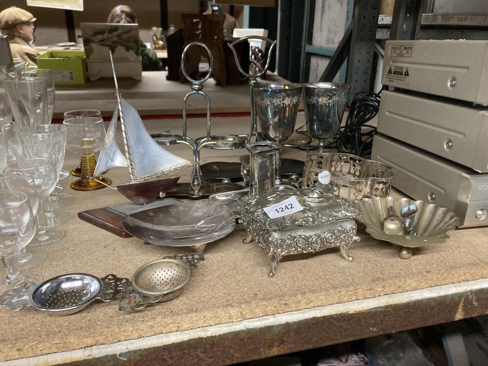 A COLLECTION OF SILVER PLATED ITEMS TO INCLUDE BOTTLE HOLDERS, GOBLETS, A CANDLESTICK, A SHELL DISH,
