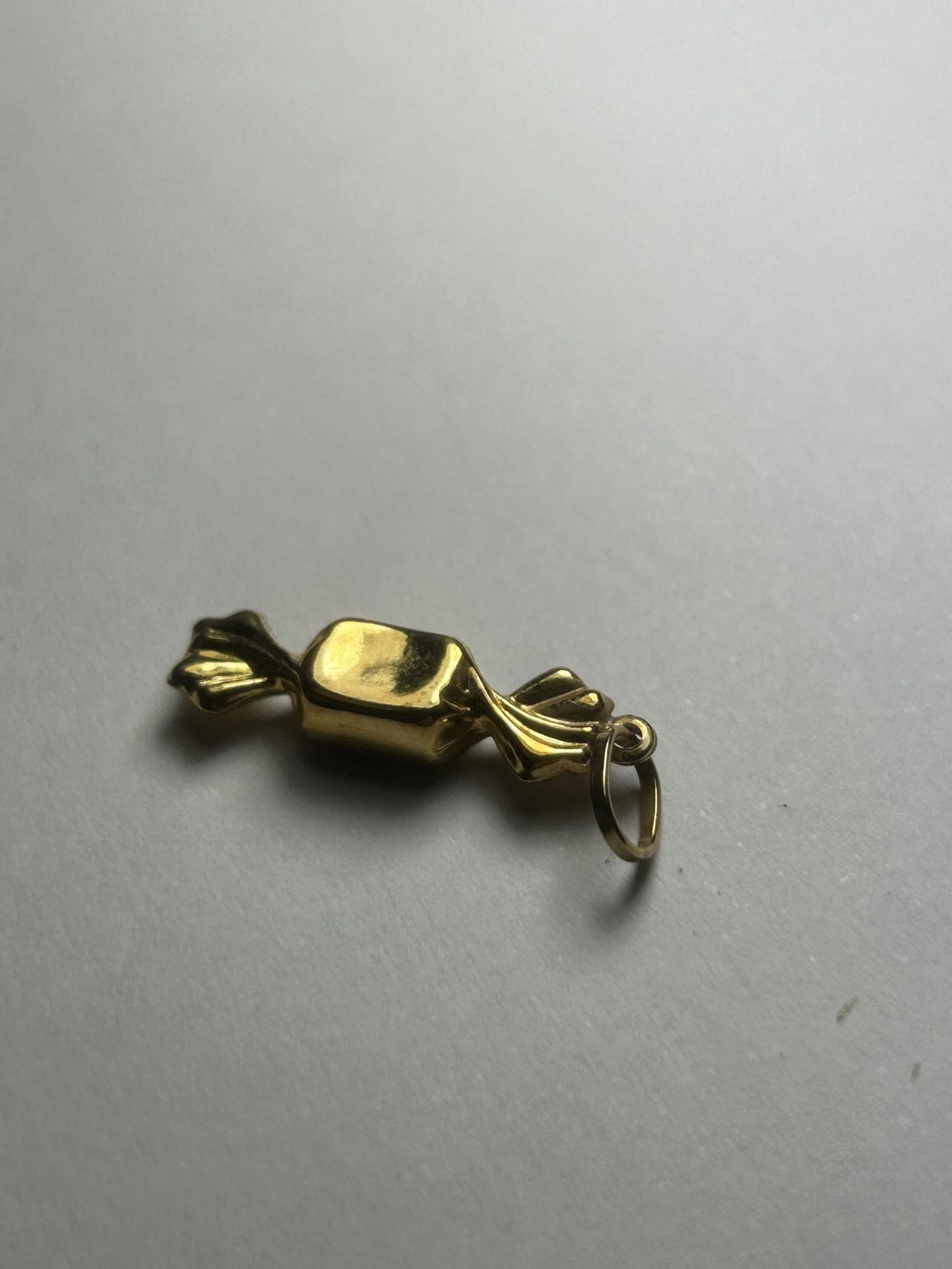 A 9CT YELLOW GOLD SWEET CHARM - Bild 2 aus 2