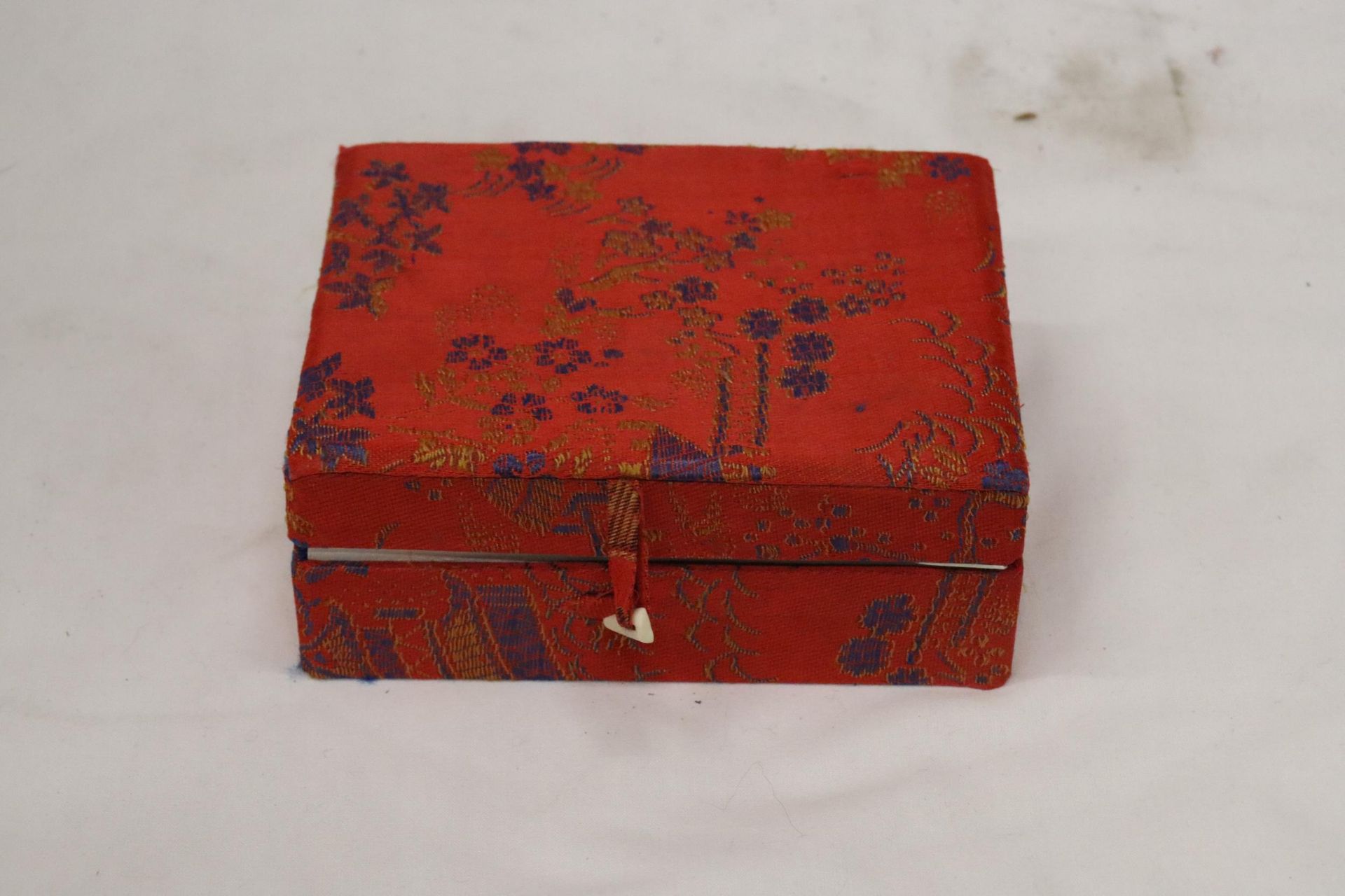 AN ORIENTAL JADE STYLE FOO DOG SEAL AND WAX IN A PRESENTATION BOX - Image 3 of 7