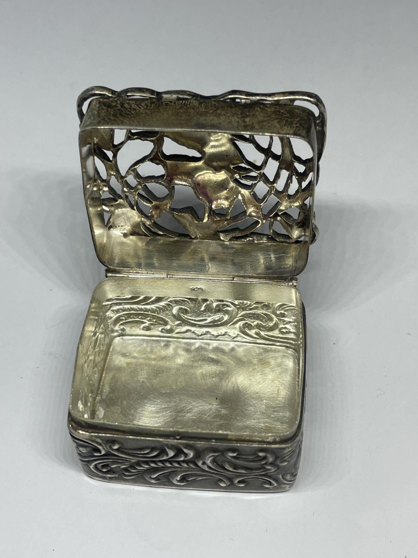 A DECORATIVE MARKED SILVER VINAIGRETTE - Image 3 of 4