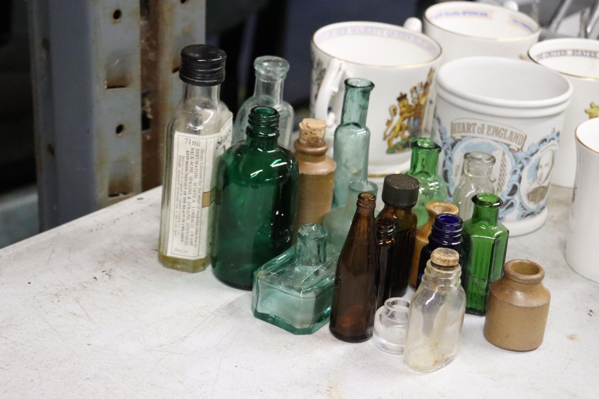A LARGE QUANTITY OF VARIOUS COLOURED VINTAGE GLASS BOTTLES - Image 3 of 5