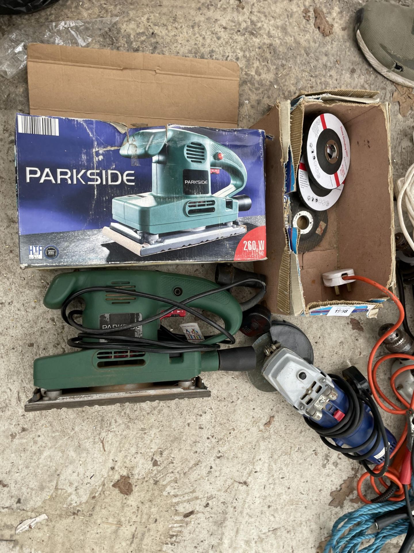 AN ASSORTMENT OF ITEMS TO INCLUDE AN ANGLE GRINDER, A PARKSIDE ELECTRIC SANDER AND A QUANTITY OF - Image 3 of 3