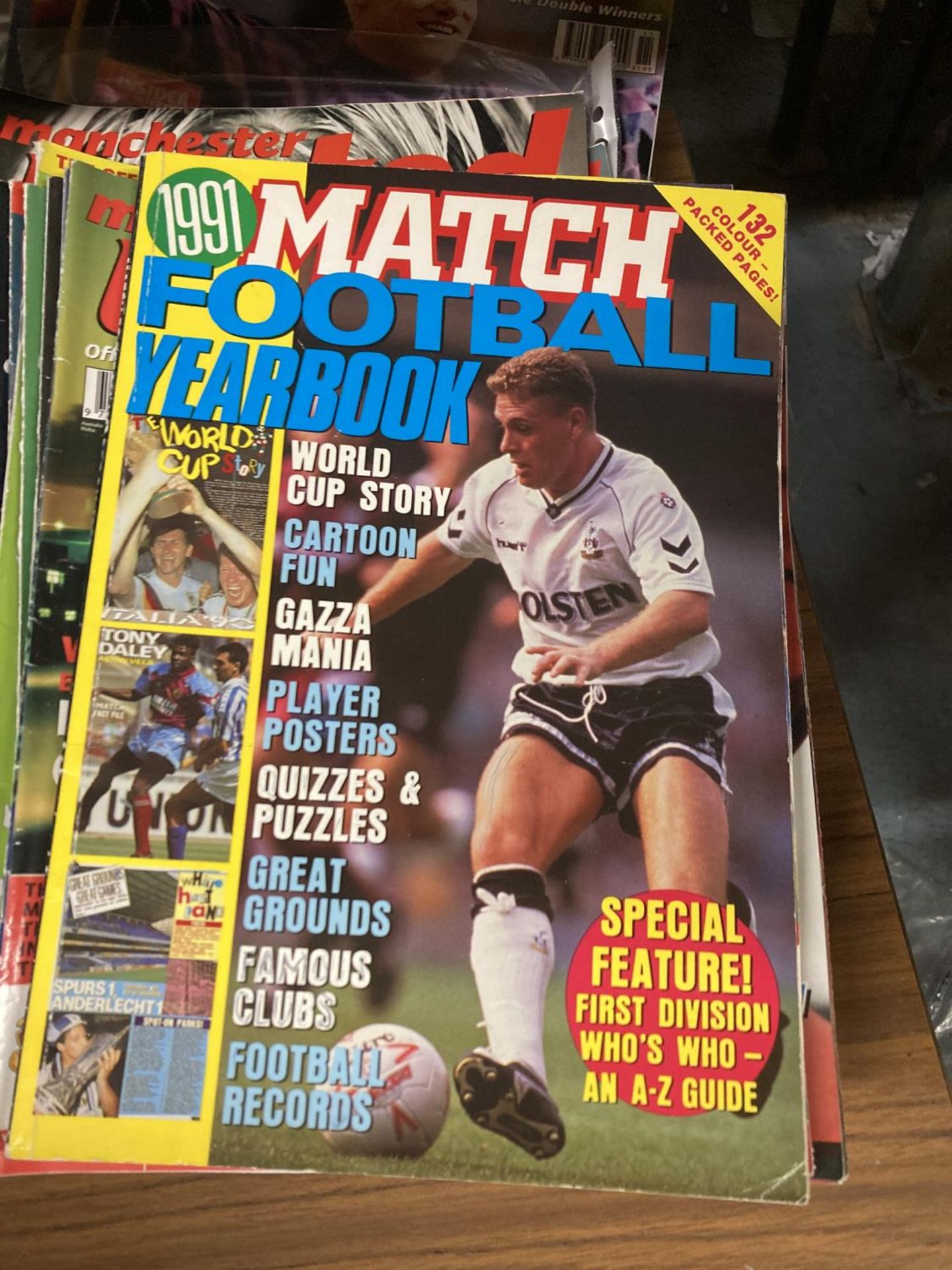 A COLLECTION OF MANCHESTER UNITED OFFICIAL MAGAZINES - APPROX 49 IN TOTAL - Bild 3 aus 4