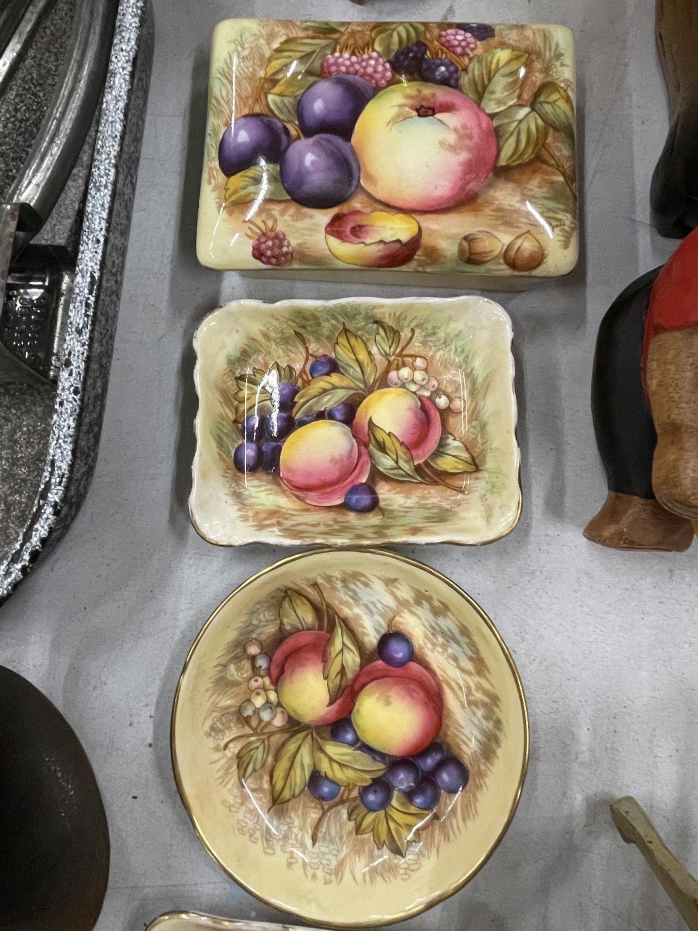 A COLLECTION OF AYNSLEY 'ORCHARD GOLD' CERAMICS TO INCLUDE A TRINKET BOX AND PIN TRAYS - 5 IN TOTAL - Image 2 of 4